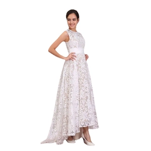 Elegantes ärmelloses weißes Spitzenkleid mit Vokuhila-Saum und Satin-Taillengürtel