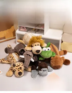 Assortimento di astucci in peluche a forma di animali come elefante e leone su tavolo