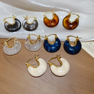 Collection de cinq boucles d'oreilles en résine en U à motif marbre et détails dorés