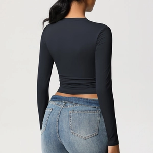 Haut de yoga noir mat à manches longues vue de dos en tissu élastique sans couture