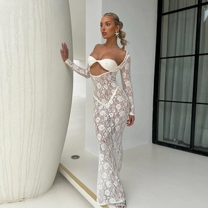 Detailansicht des weißen Spitzenstoffs und der aufwendigen Stickerei an einem Sommer-Maxikleid