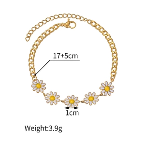 Detailed view of the 17+5cm gold chain with five white daisy charms and lobster clasp