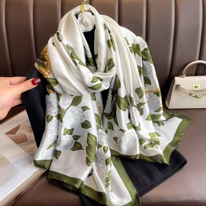 Eleganter Seidenschal mit weißen Blumen, grünen Blättern und goldenen Kettenmotiven