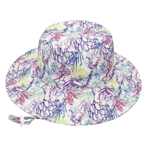 Dettaglio della stampa floreale colorata e del cinturino regolabile sul cappello sole