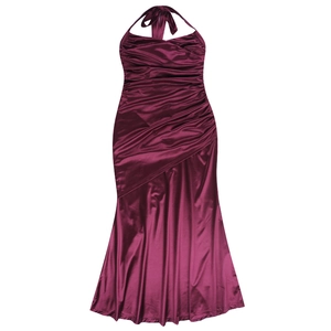 Détail de la robe de soirée en satin violet foncé avec licou et plissage élégant sur le buste