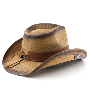 Détail d'un chapeau de cow-boy en paille avec bord dégradé et broderie bleue