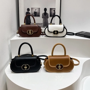 Borse chic in pelle marrone, bianco, nero e kaki con fibbie in metallo e manici superiori