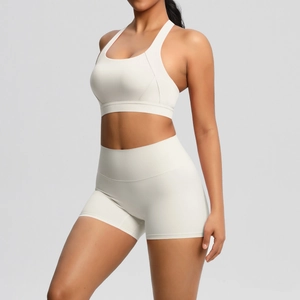 Detail der High-Waist Yoga-Shorts und Sport-BH aus atmungsaktivem, cremeweißem Gewebe