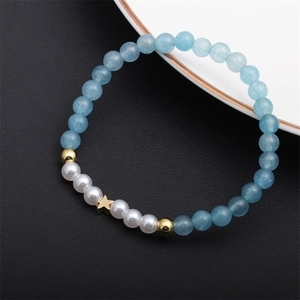 Bracelet perlé minimaliste avec cristaux bleu clair, perles et breloques en étoile dorée