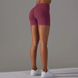 Dettaglio degli shorts da yoga bordeaux senza cuciture con design a vita alta push-up