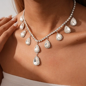 Détail du collier pendentif goutte d'argent avec strass porté par un mannequin