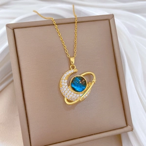 Luxuriöse Halskette aus goldfarbenem Titanstahl mit Halbmond und blauem Planetenanhänger