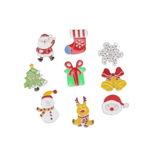 Detailopname van 9-delige kerst-emaille brocheset met de Kerstman en een rendier