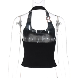 Λεπτομέρεια μαύρου halter top με πλεκτή υφή rib και εφαρμοστό, σέξι σχεδιασμό