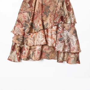 Mini robe vintage à fleurs avec volants superposés dans les tons marron-rouge