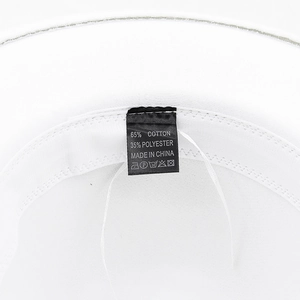 Détail de l'étiquette du chapeau en feutre montrant le mélange 65% coton et 35% polyester
