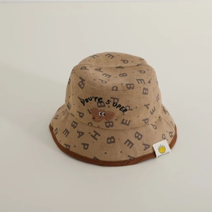 Détail d'un chapeau bob pour enfant en velours côtelé avec broderie Super