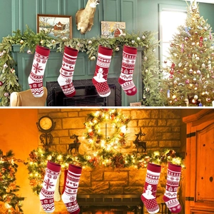 Vista dettagliata di calze di Natale in maglia rosse e bianche in decorazioni
