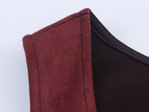Détail d'une robe en faux daim bordeaux avec doublure noire et coutures doubles précises