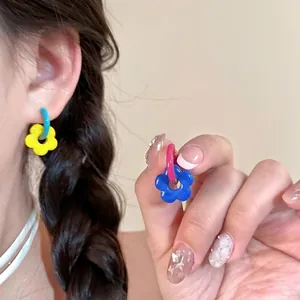 Boucles d'oreilles fleurs asymétriques en résine colorée avec créoles pour femmes tendance