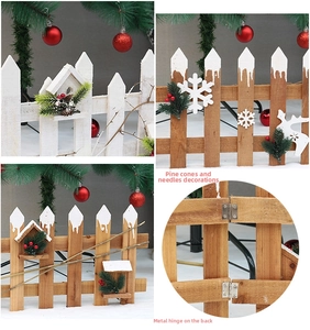 Détail d'une clôture de Noël en bois avec pommes de pin et charnières métalliques