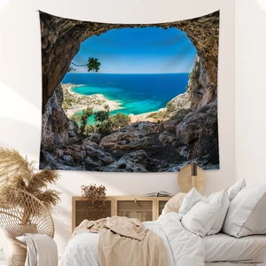 Tapisserie de paysage marin suspendue au-dessus d'un lit avec une lumière naturelle