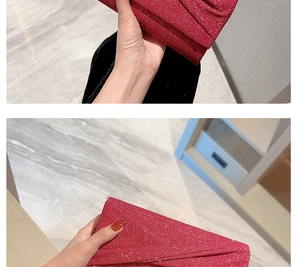 Détail de la pochette de soirée rouge à paillettes avec une texture plissée élégante