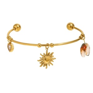 Bracciale a C placcato oro 18K con ciondoli a forma di sole, luna e cuore su sfondo bianco