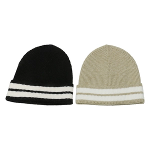 Lot de deux bonnets en maille rayée noir et beige avec revers épais pour l'hiver