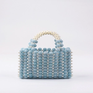 Borsa a mano artigianale con perline azzurre e manici di perle bianche per feste