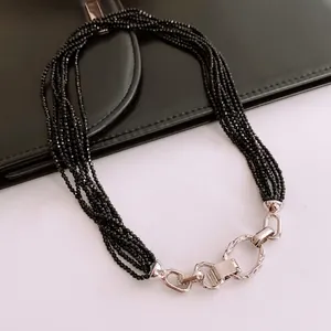Collier multi-rangs en perles de verre noires avec fermoir argenté au style vintage