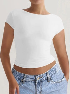 Détail d'un t-shirt blanc Y2K coupe ajustée montrant le design dos nu et les détails