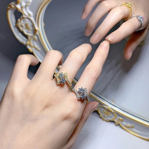 Detalle de anillos de oro y plata con dos piedras y un reflejo de espejo vintage