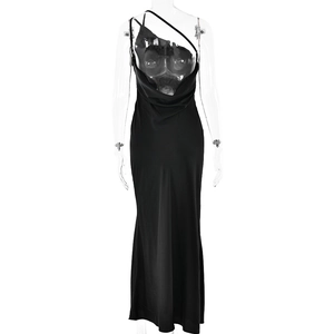 Détail du dos d'une robe de soirée noire sexy avec bretelles asymétriques