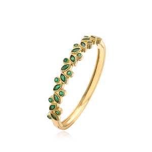 Vista detallada de la pulsera bañada en oro de 18K con circones verdes y cierre lateral