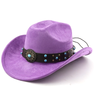 Détail du chapeau de cowboy violet en daim avec bandeau turquoise et boucles