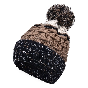 Vue détaillée du bonnet en tricot d'hiver avec coutures tricolores et grand pompon