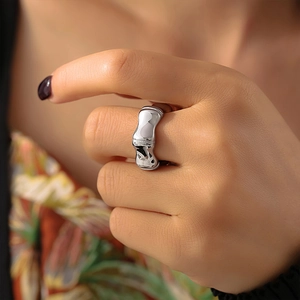 Bague en acier inoxydable poli style bambou pour un look de mode moderne minimaliste