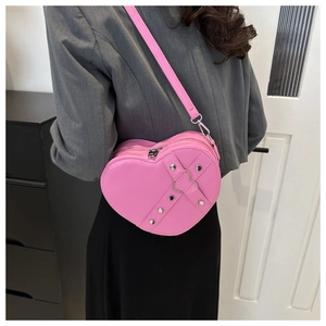 Sac bandoulière rose en forme de cœur avec lanières à rivets et anneau métallique chic