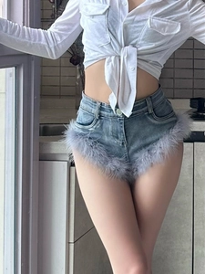 Sexy High-Waist Jeansshorts in Blau mit grauer Federverzierung für sommerliche Club-Styles
