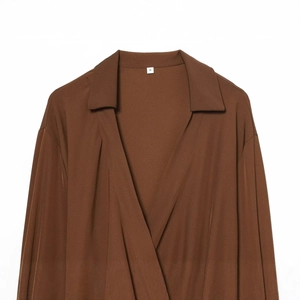 Chemisier marron à manches longues avec plis pour femme en tissu texturé à double revers