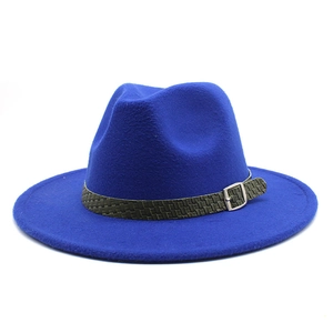 Dettaglio cappello fedora blu reale con fascia intrecciata e fibbia in metallo