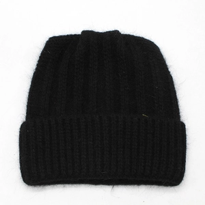 Détail du bonnet en maille noire avec côtes épaisses et texture douce en poil de lapin