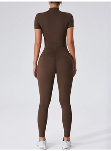 Vue arrière d'un body de fitness extensible marron foncé à manches courtes femme