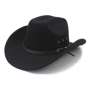 Classico cappello da cowboy nero con cintura in pelle marrone e fori di ventilazione
