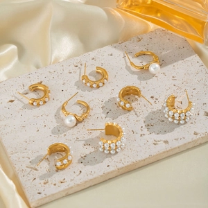 Orecchini di perle a forma di C placcati oro 18K su pietra beige e seta lussuosa