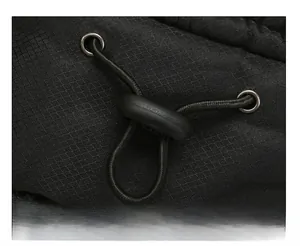 Dettaglio del tessuto ripstop nero antivento con coulisse elastica e fermo regolabile