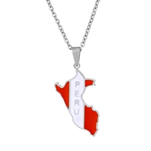Dettaglio della collana con mappa del Perù con smalto rosso e bianco su catena