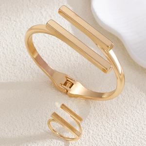 Ensemble bijoux dorés minimalistes avec bracelet jonc géométrique et bague ajustable