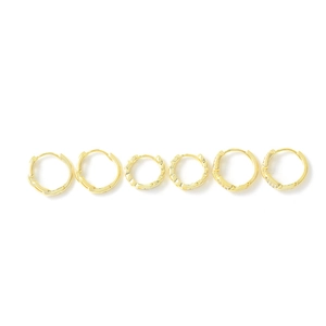 Juego de tres pares de pendientes de aro dorados con diseño minimalista y cristales
